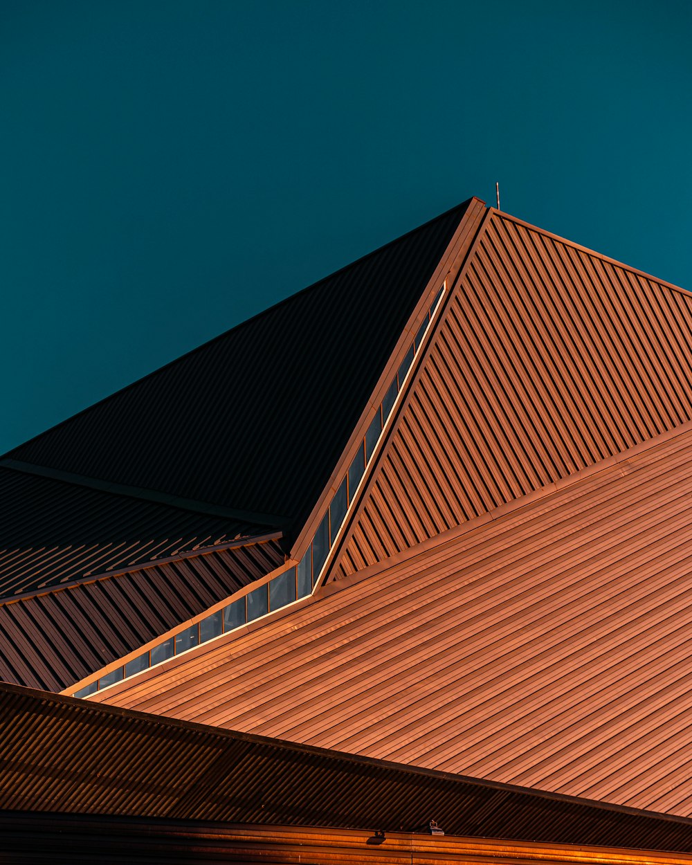 edificio in cemento marrone sotto il cielo blu durante il giorno