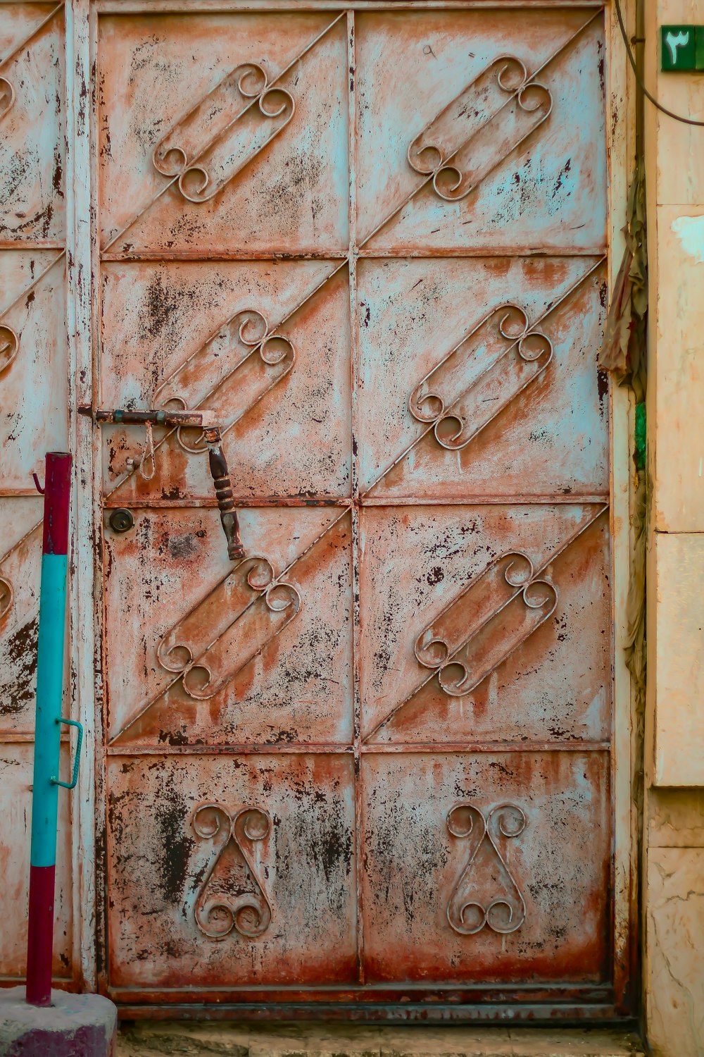 Porte en bois marron avec bouton de porte argenté