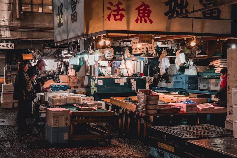 昼間は店の前に立っている人