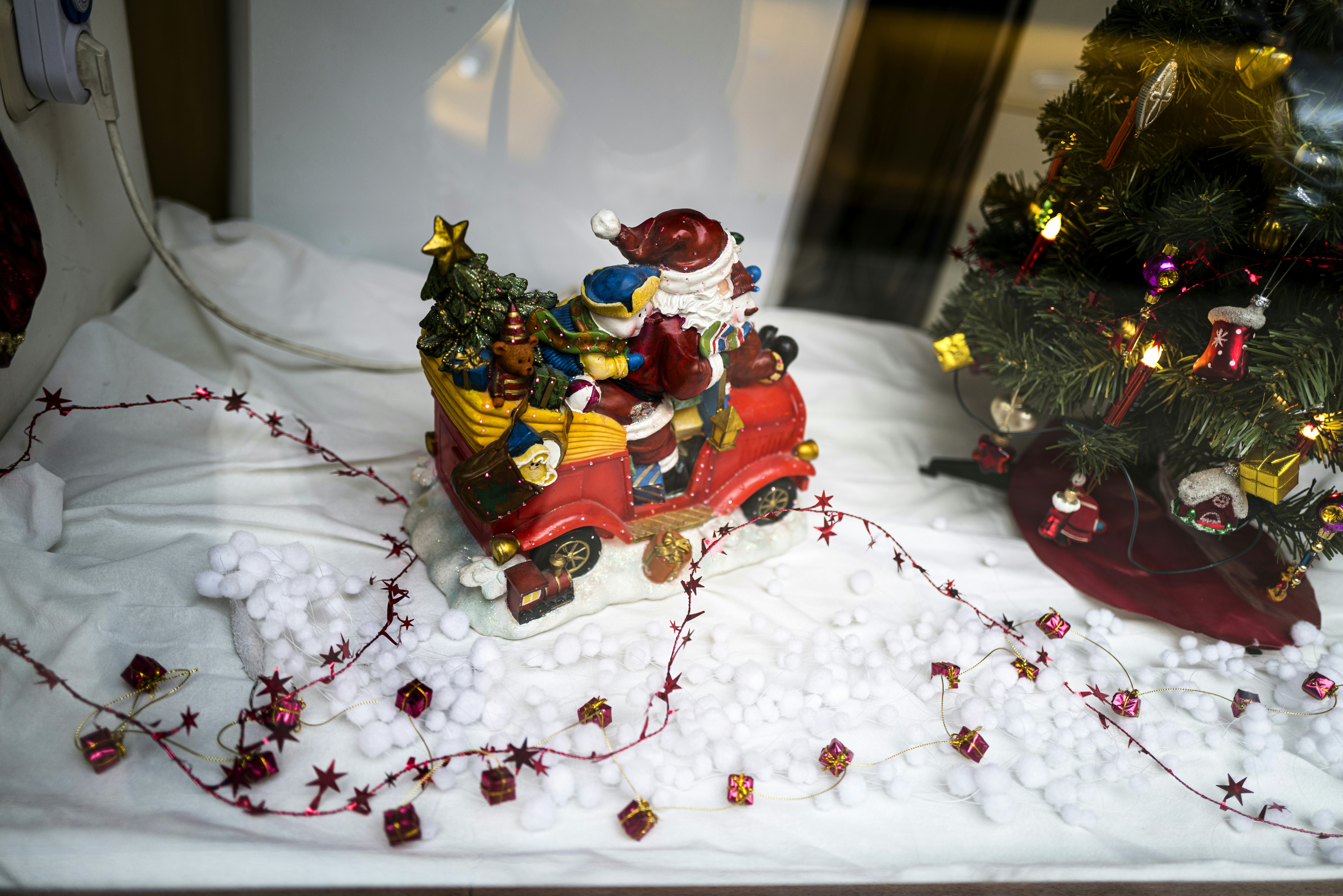 Figura de casa de cerámica roja y marrón sobre tela blanca foto – Imagen de  Oficina gratuita en Unsplash, image size:3000x2002