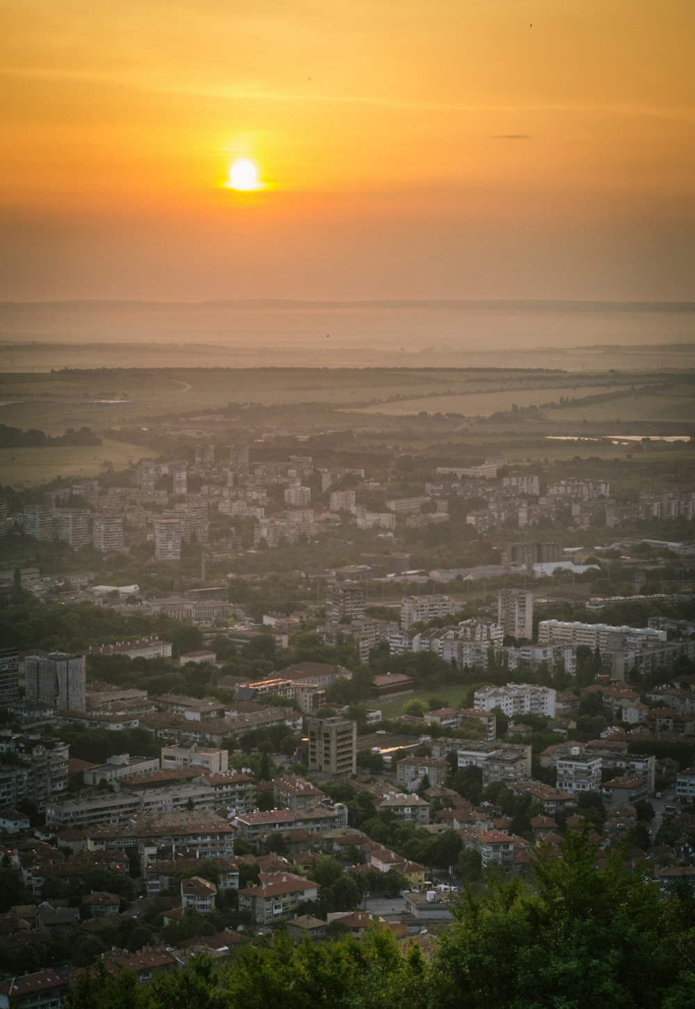 Vista aérea de la ciudad durante la puesta del sol