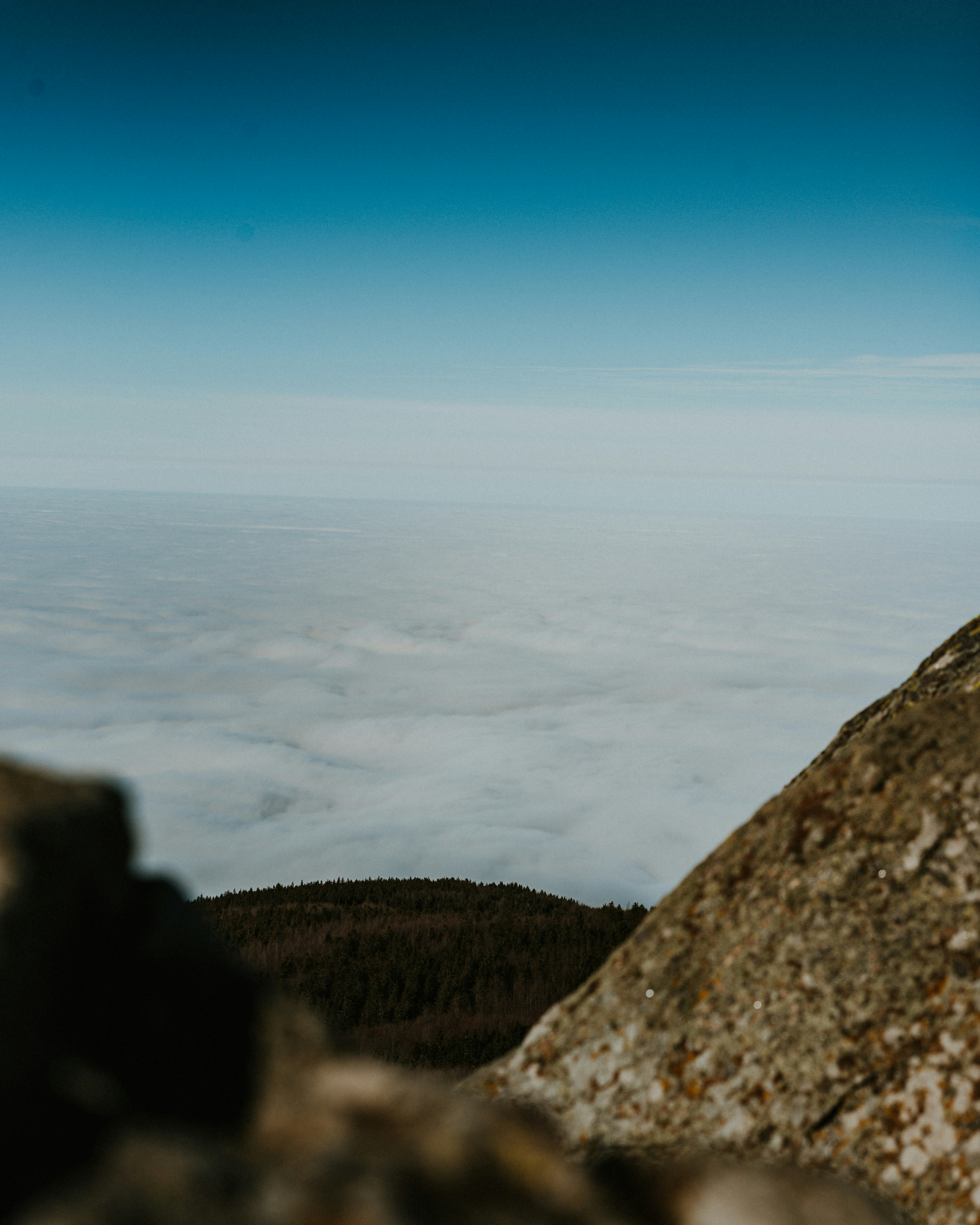 Weiße Wolken über den Bergen