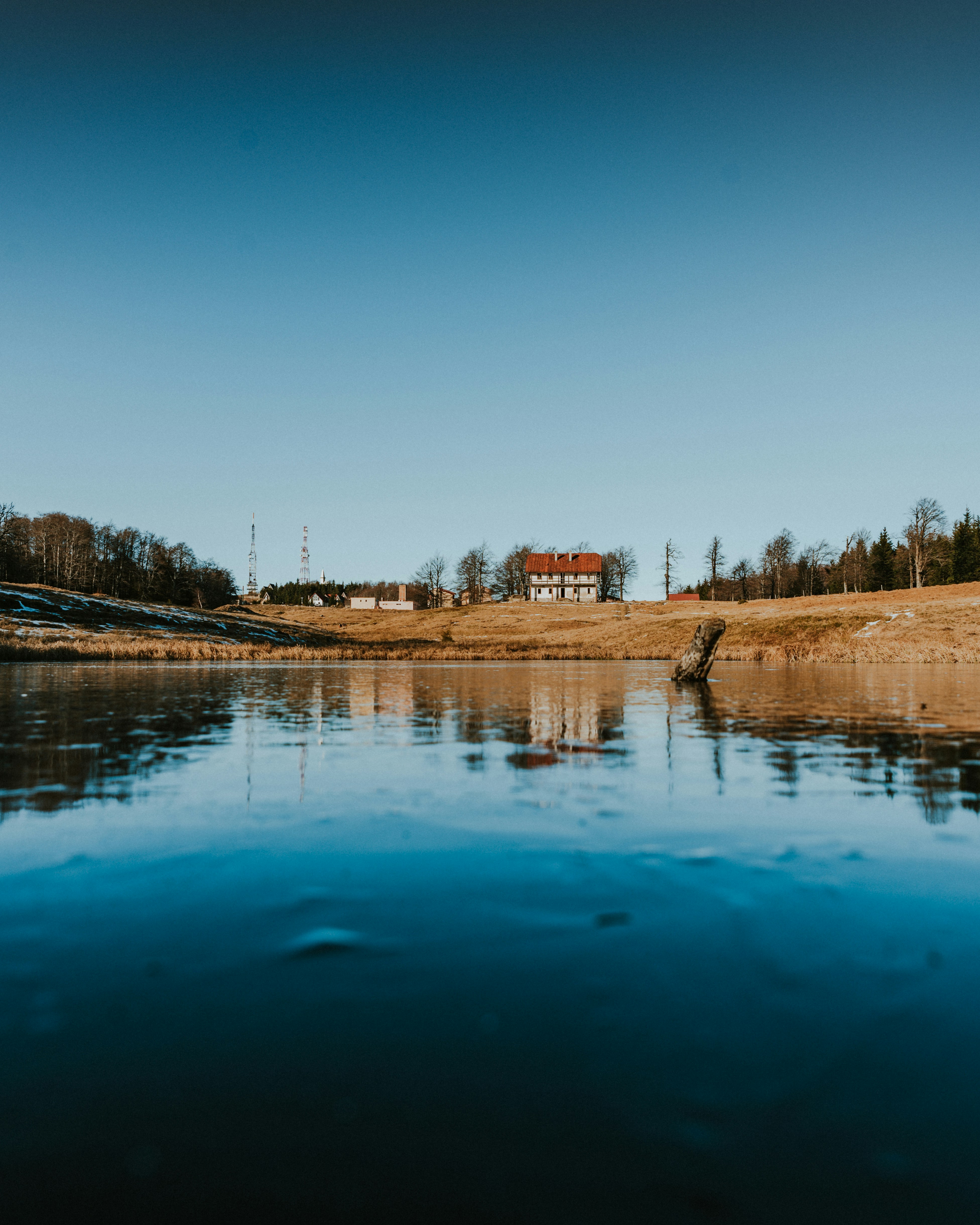 Braunes Betongebäude in der Nähe von Gewässern tagsüber