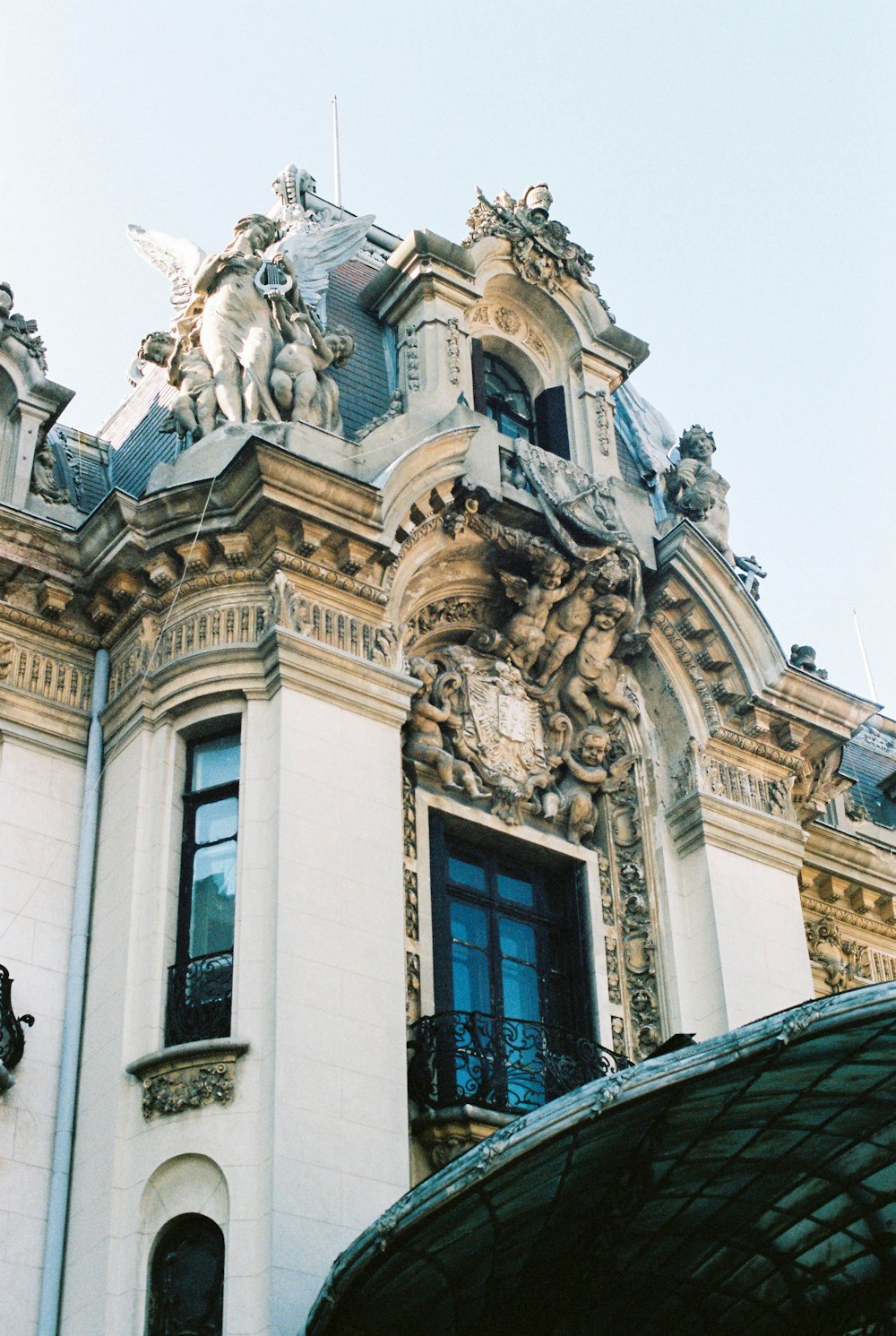Edificio de hormigón beige con estatuas