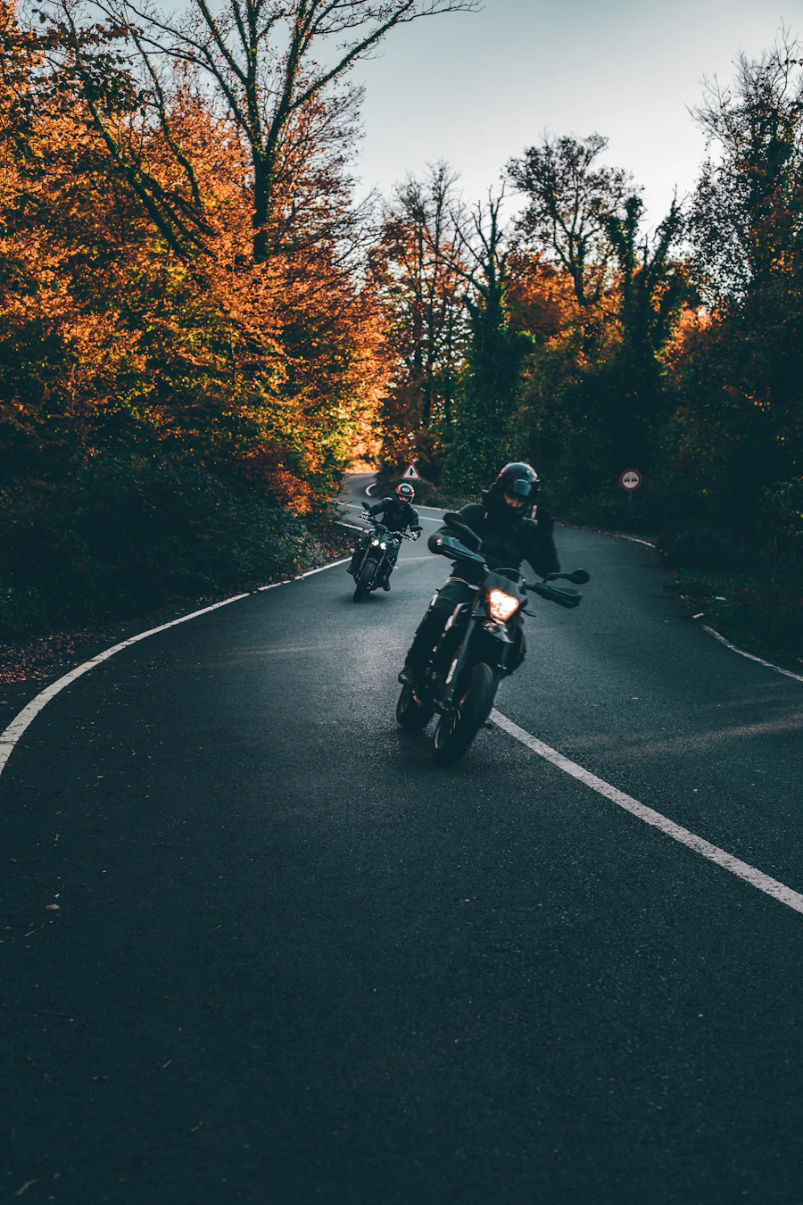 Motorradfahrer auf kurviger Straße (Symbolbild)