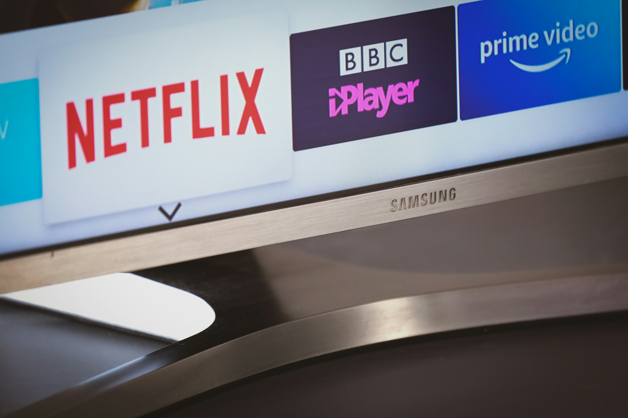 Smart TV image with Netflix, BBC iplayer  and Amazon Prime video icons on the tv screen.