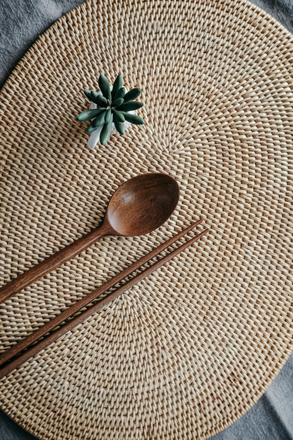 cuillère en bois marron sur textile marron et blanc