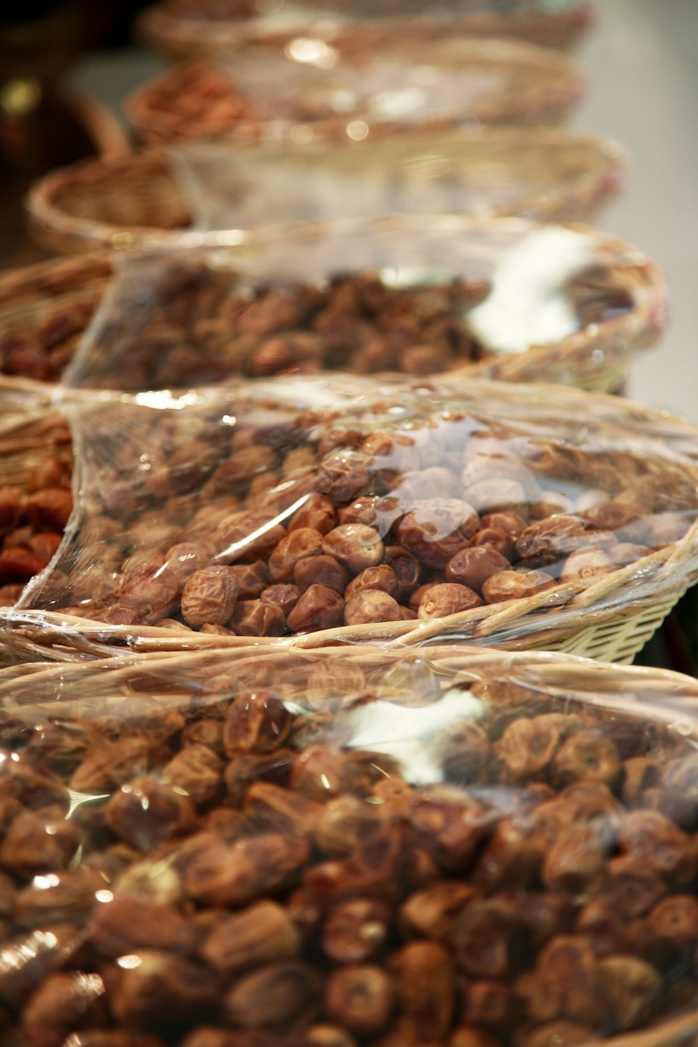 piedras marrones y blancas en bolsas de plástico transparente