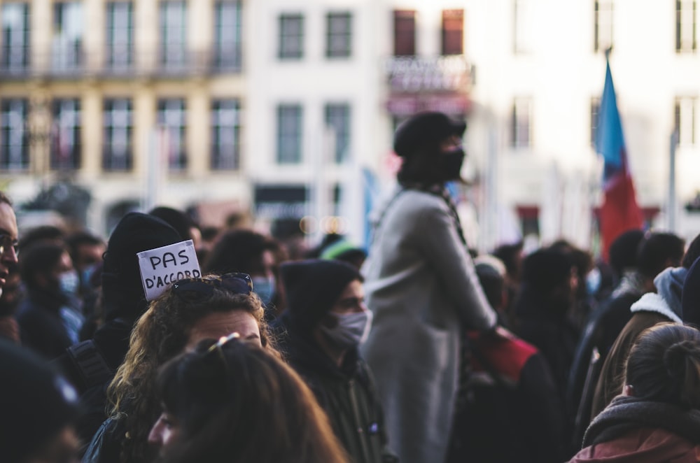 personnes dans une ville pendant la journée