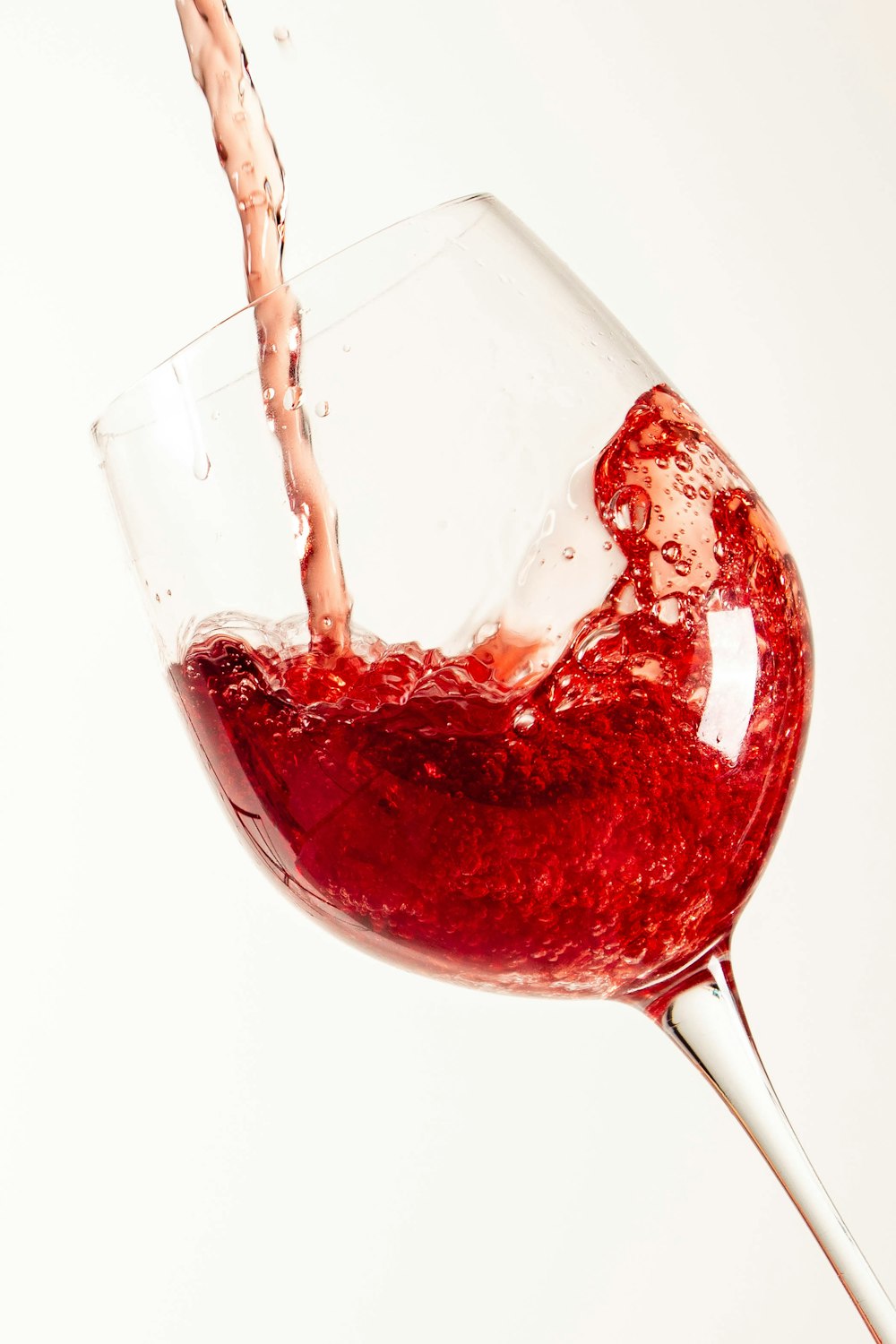 vinho tinto em taça de vinho transparente