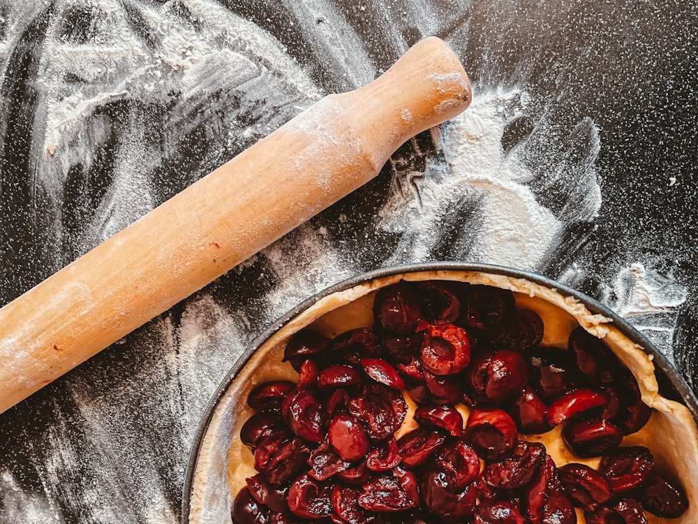 braunes Holznudelholz auf Edelstahlschüssel