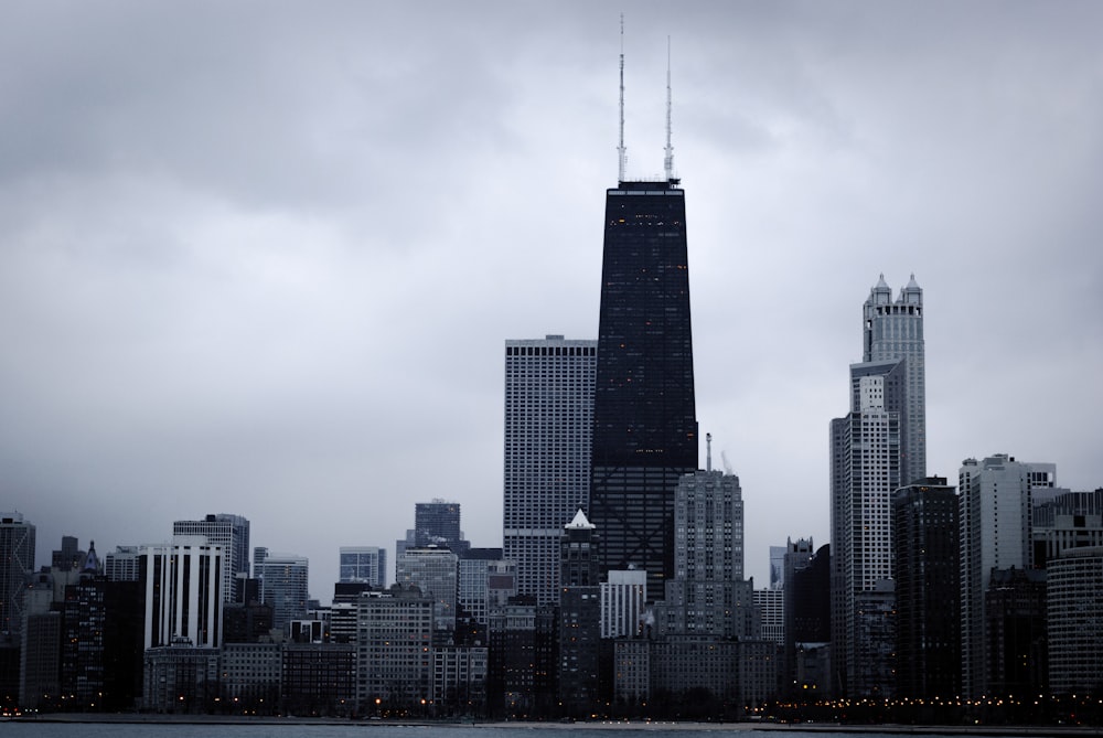 Edificios de gran altura bajo el cielo gris