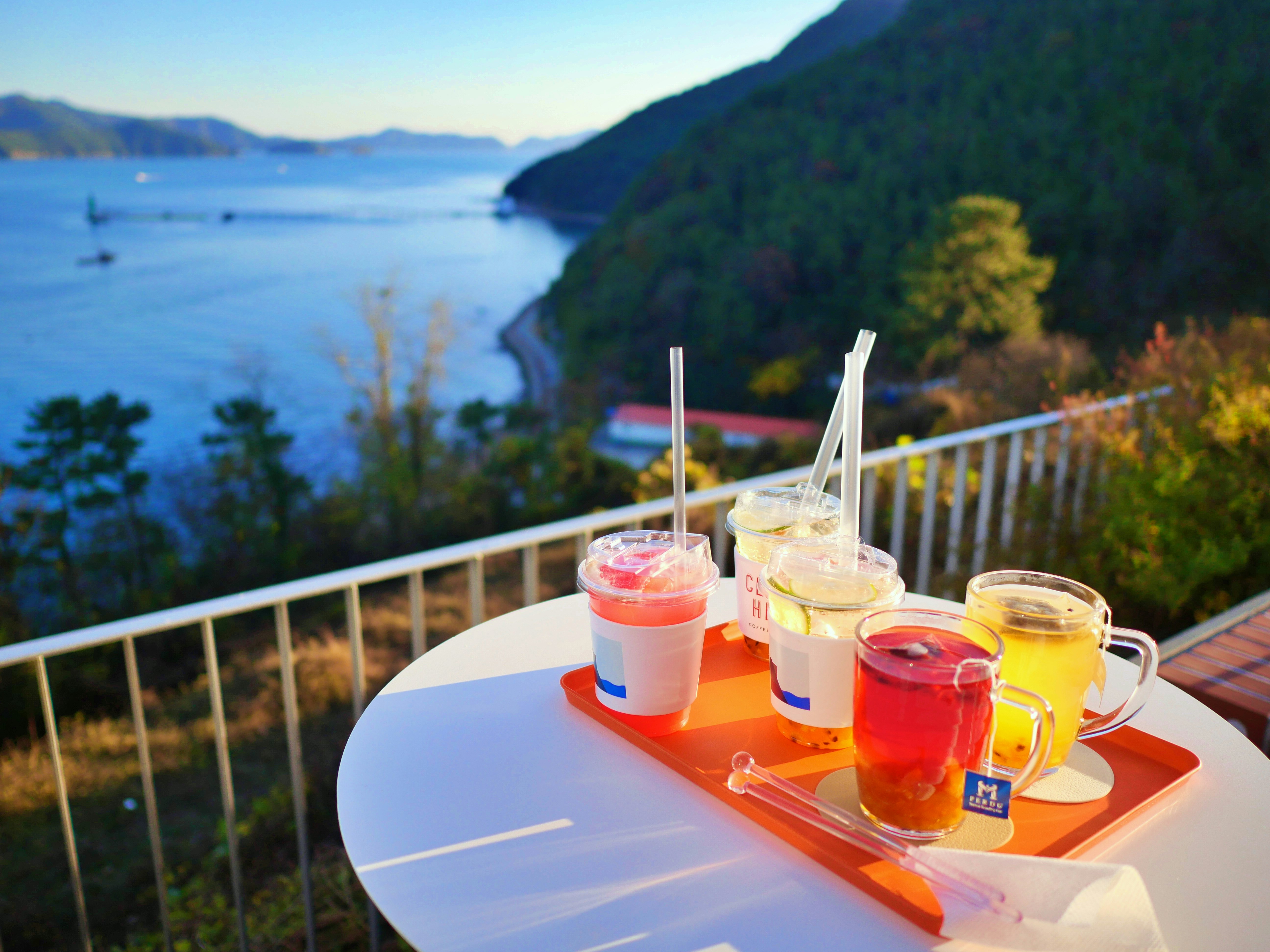 白いテーブルに透明なグラス