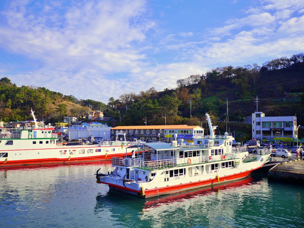 weißes und rotes Boot tagsüber auf dem Wasser