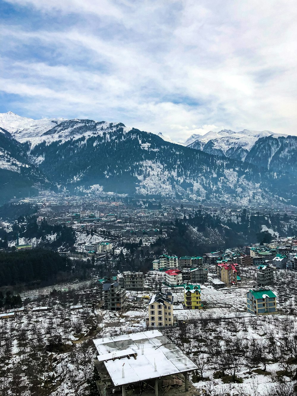 Luftaufnahme der Stadt in der Nähe schneebedeckter Berge während des Tages
