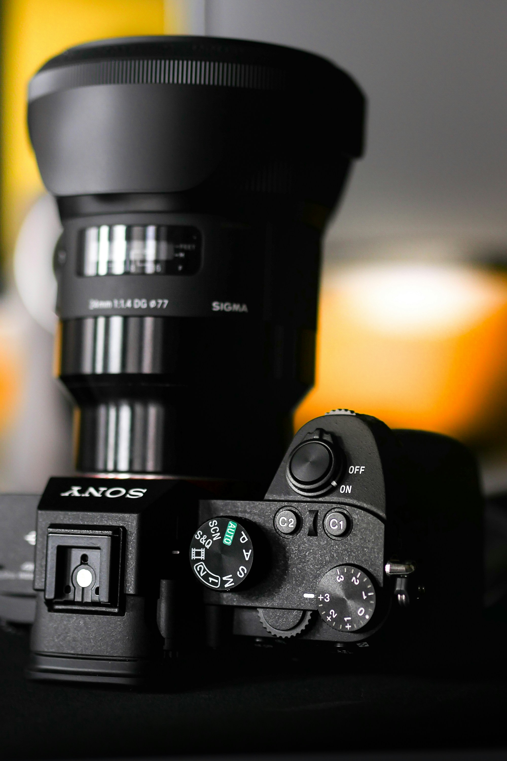 Schwarze Nikon DSLR-Kamera auf schwarzer Oberfläche
