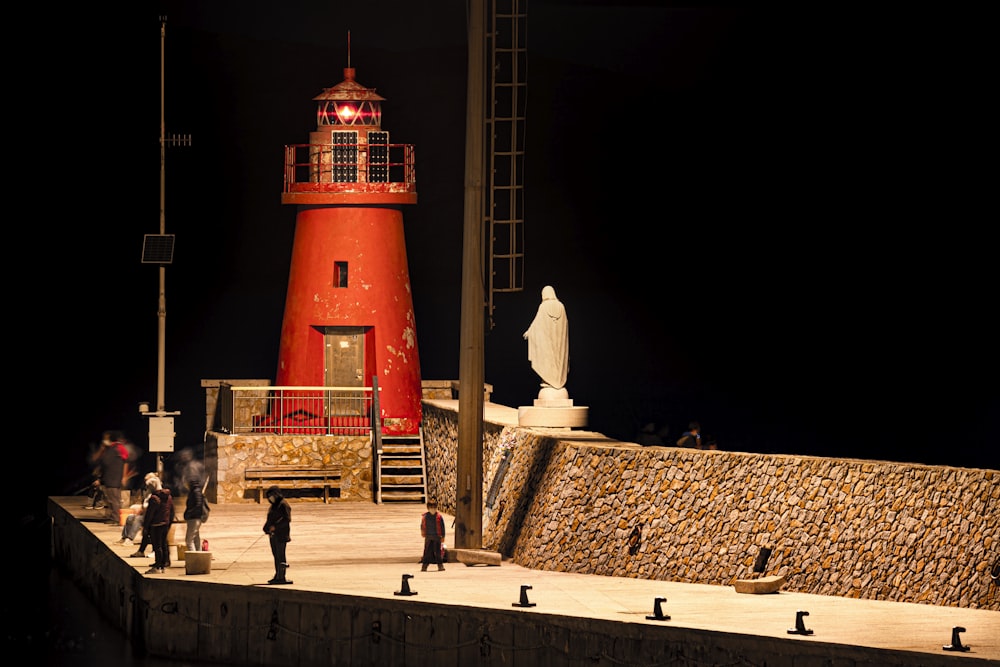 bâtiment en béton rouge et blanc pendant la nuit