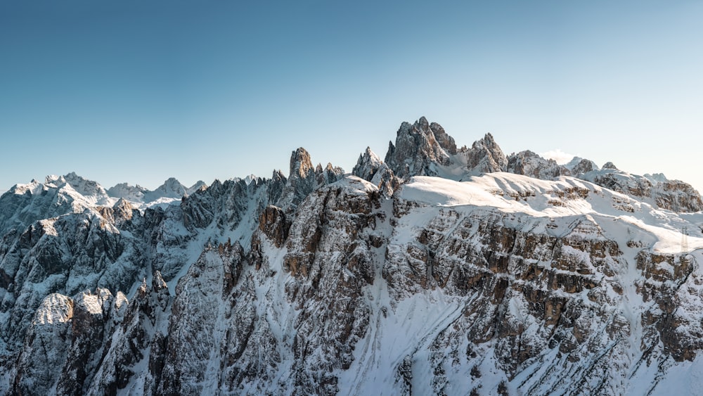 Montaña cubierta de nieve bajo el cielo azul durante el día