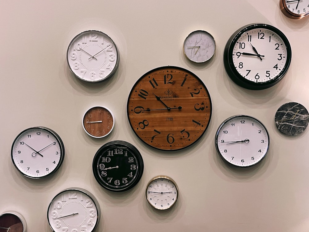 Horloge murale analogique blanche et marron à 10h00