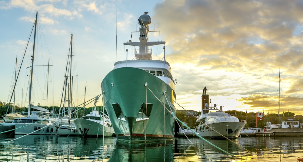 weißes und grünes Boot tagsüber auf dem Wasser