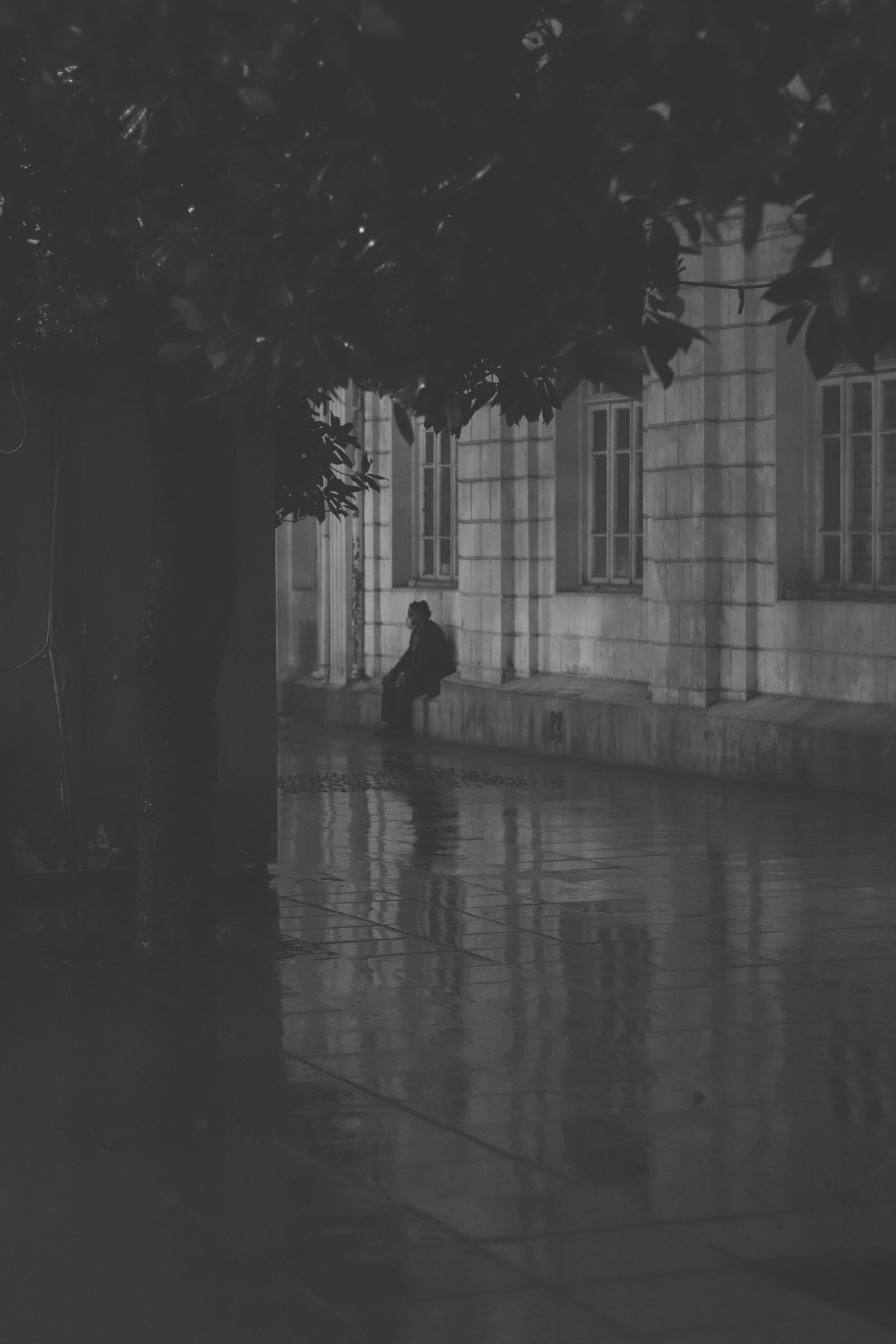 Silhouette d'une personne marchant seule, symbole de la trajectoire quotidienne