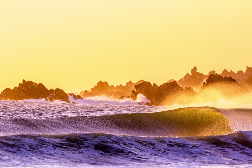 Olas oceánicas bajo el cielo azul durante el día