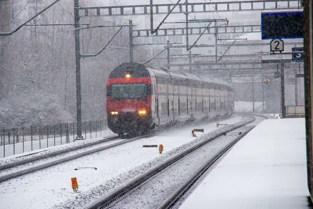 Roter und schwarzer Zug auf Bahngleisen