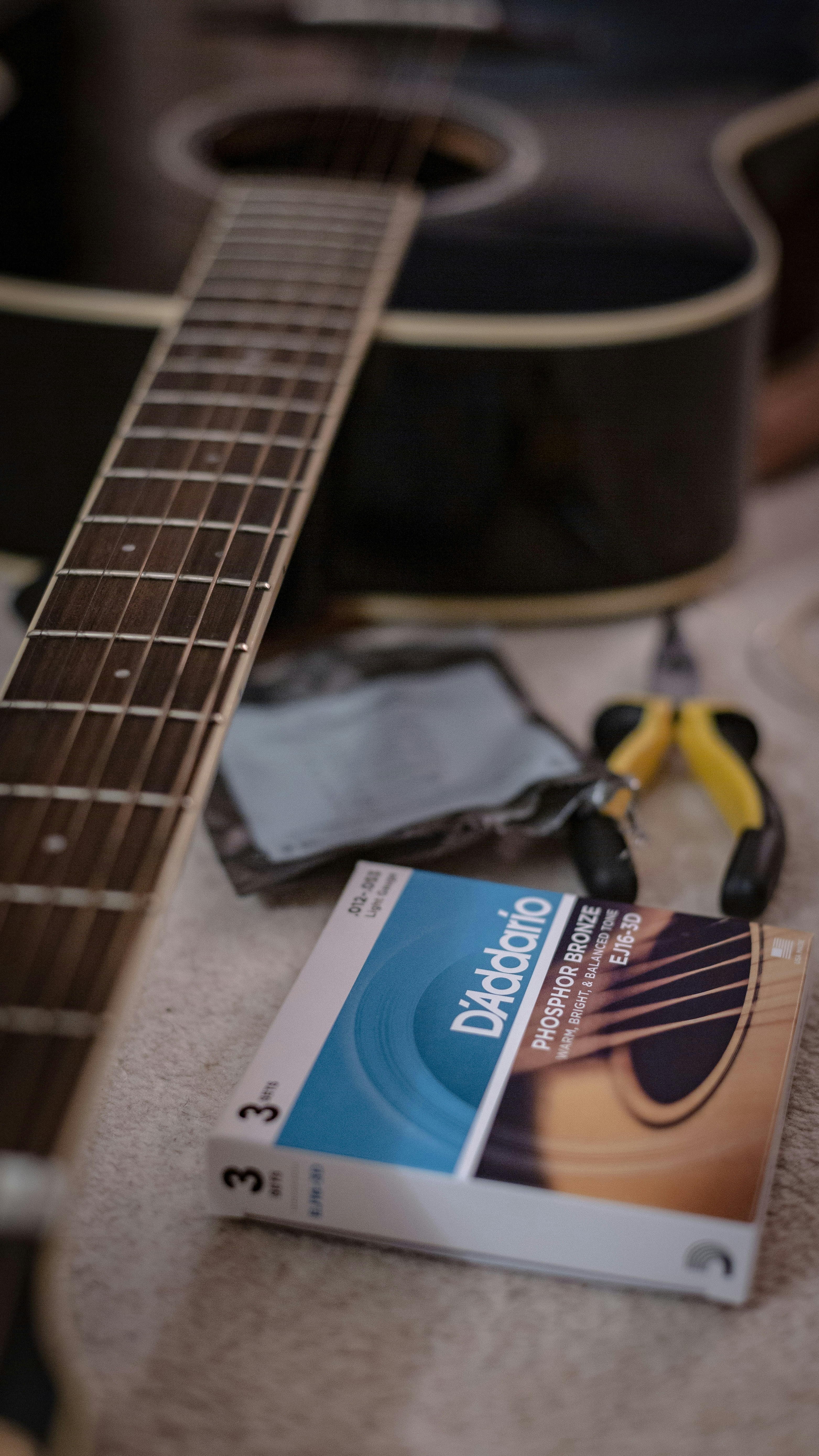 Good advices for changing acoustic guitar strings