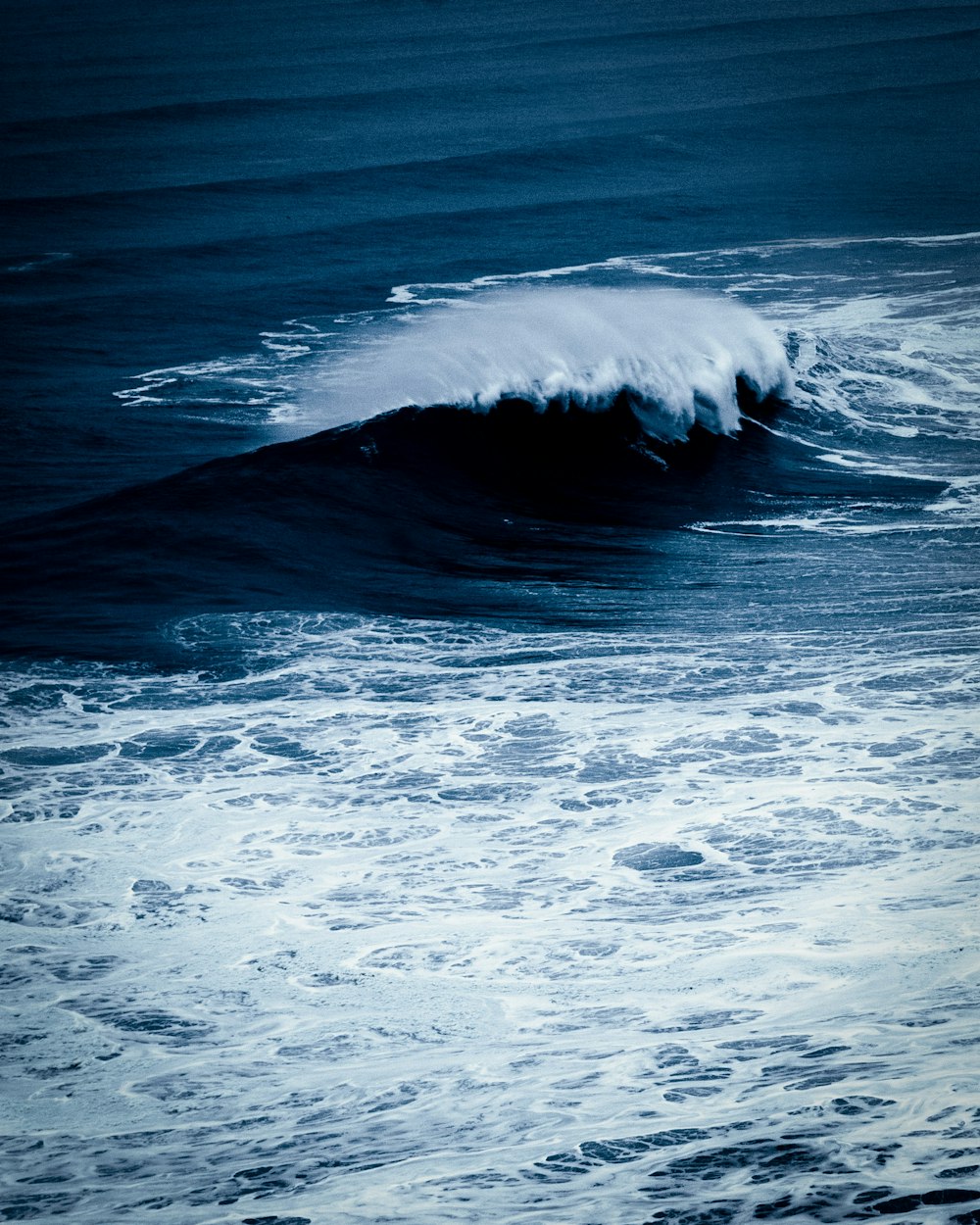 ocean waves crashing on shore during daytime