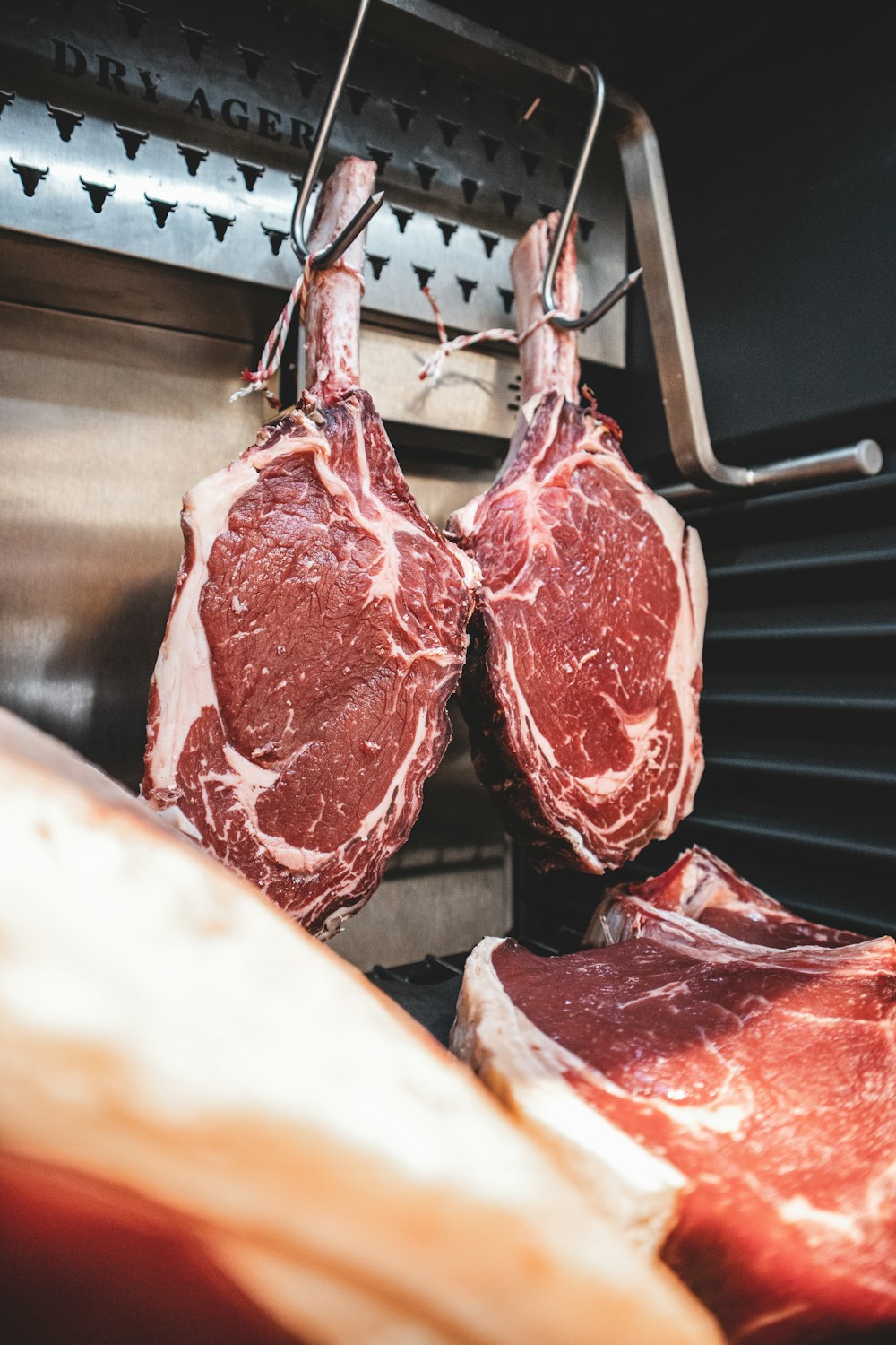 carne cruda su vassoio in acciaio inox