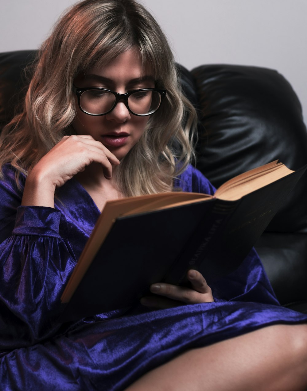 donna in camicia a maniche lunghe viola che indossa occhiali da vista con montatura nera