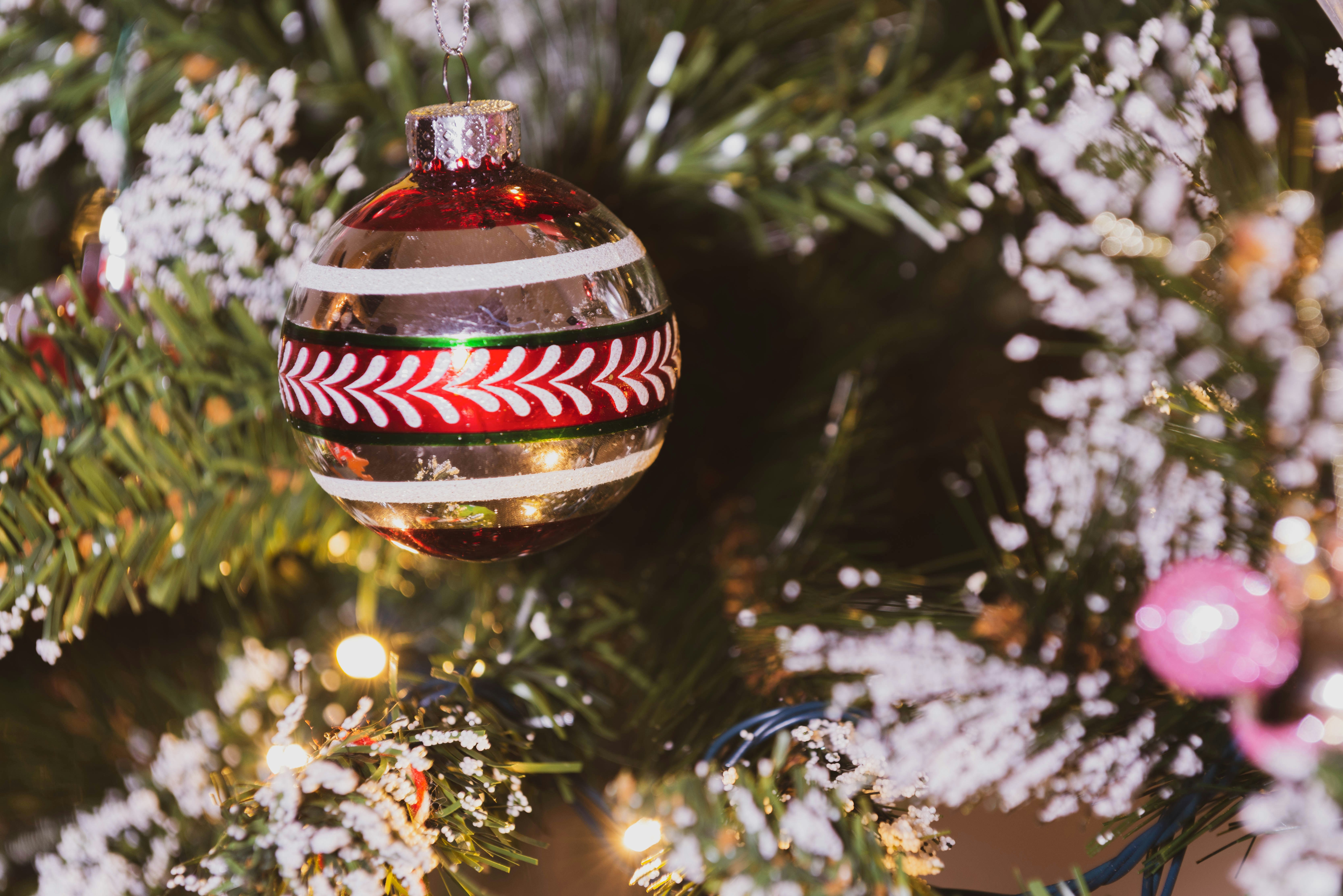 Bola roja y plateada en el árbol de Navidad foto – Imagen de Navidad  gratuita en Unsplash, image size:3000x2002