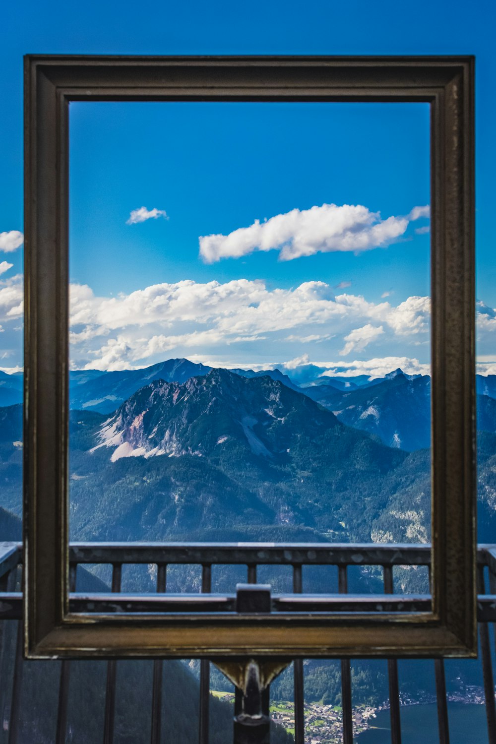 Tagsüber schneebedeckte Berge unter blauem Himmel