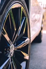 blue and silver car wheel