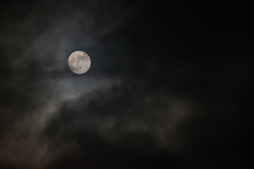 full moon in the night sky photo – Free Usa Image on Unsplash