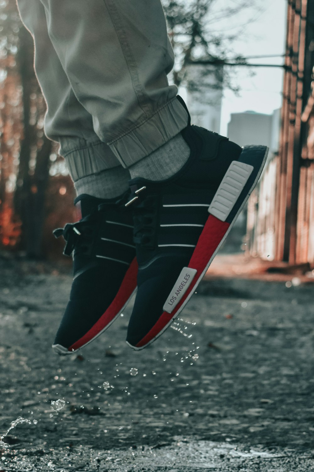 garra explosión simbólico Foto Persona con chaqueta gris y nike air max rojas y negras – Imagen Negro  gratis en Unsplash