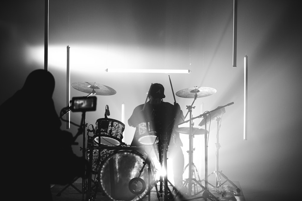 homem que toca bateria no palco