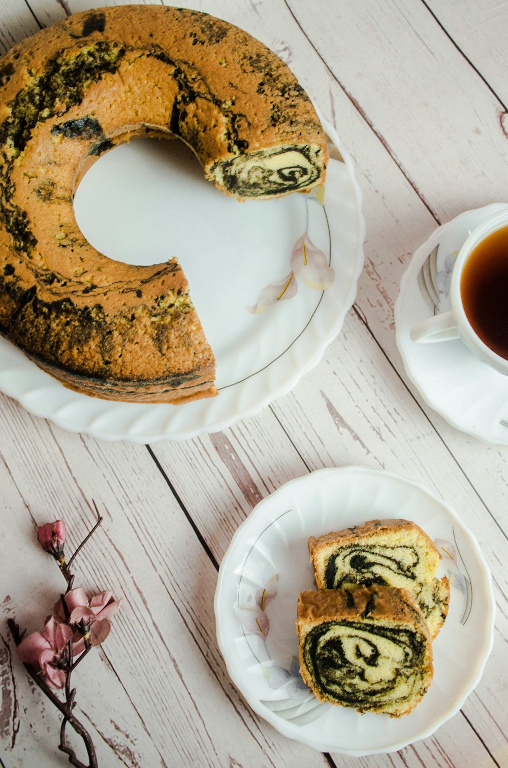 Brot auf weißem Keramikteller