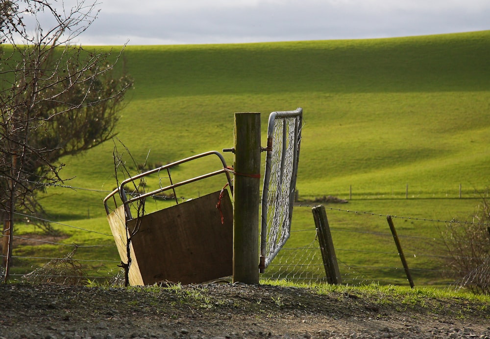 caixa de madeira marrom no campo de grama verde durante o dia
