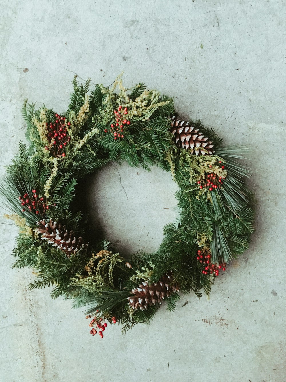 couronne de pomme de pin verte et rouge