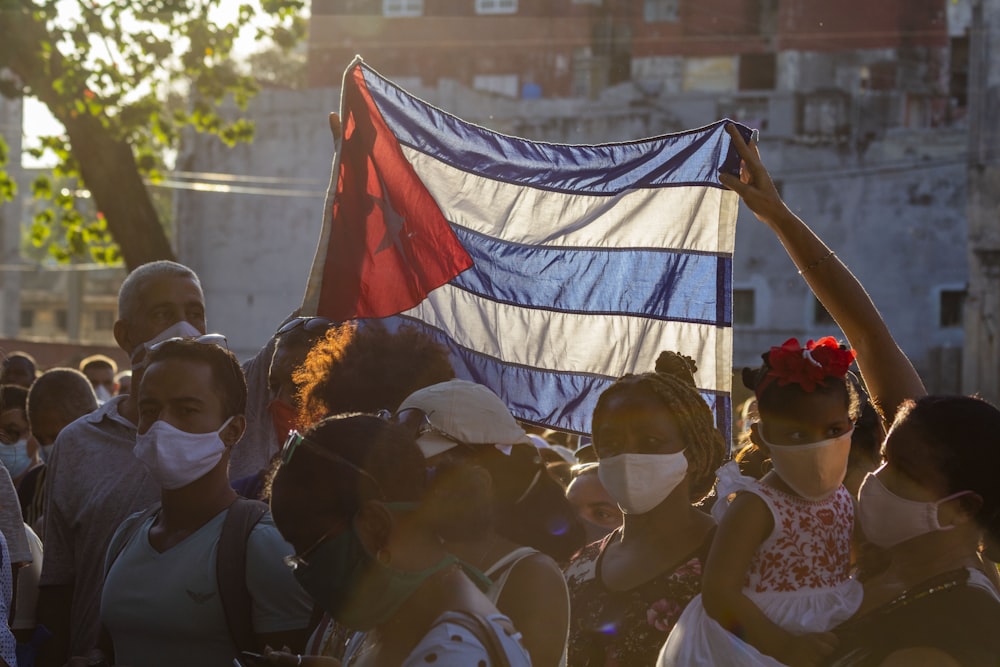 Personas con banderas durante el día