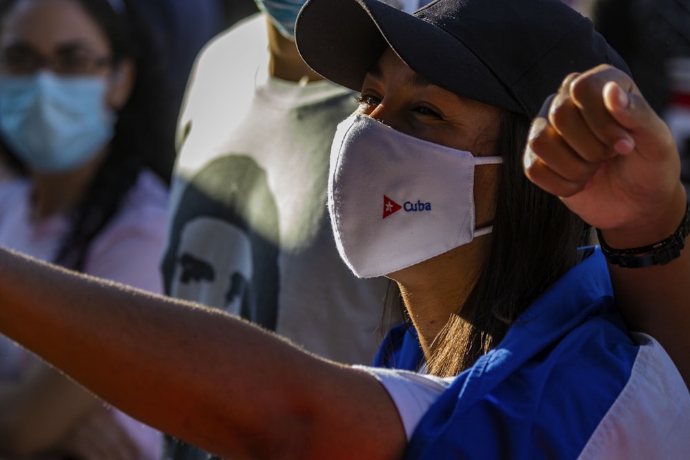 Foto Mujer con camisa azul y gorra nike blanca – Imagen Cuba gratis en  Unsplash