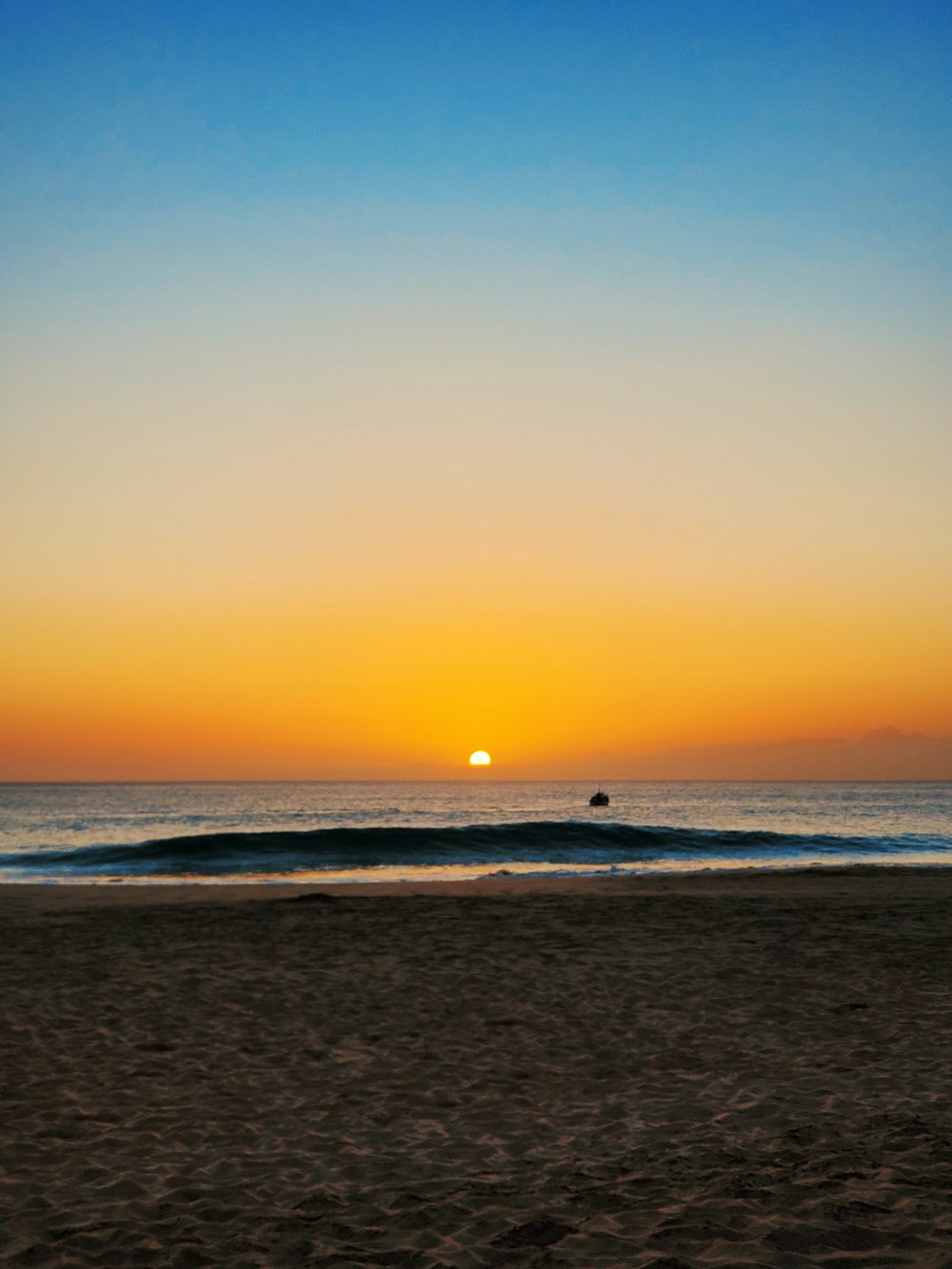 persone sulla spiaggia durante il tramonto