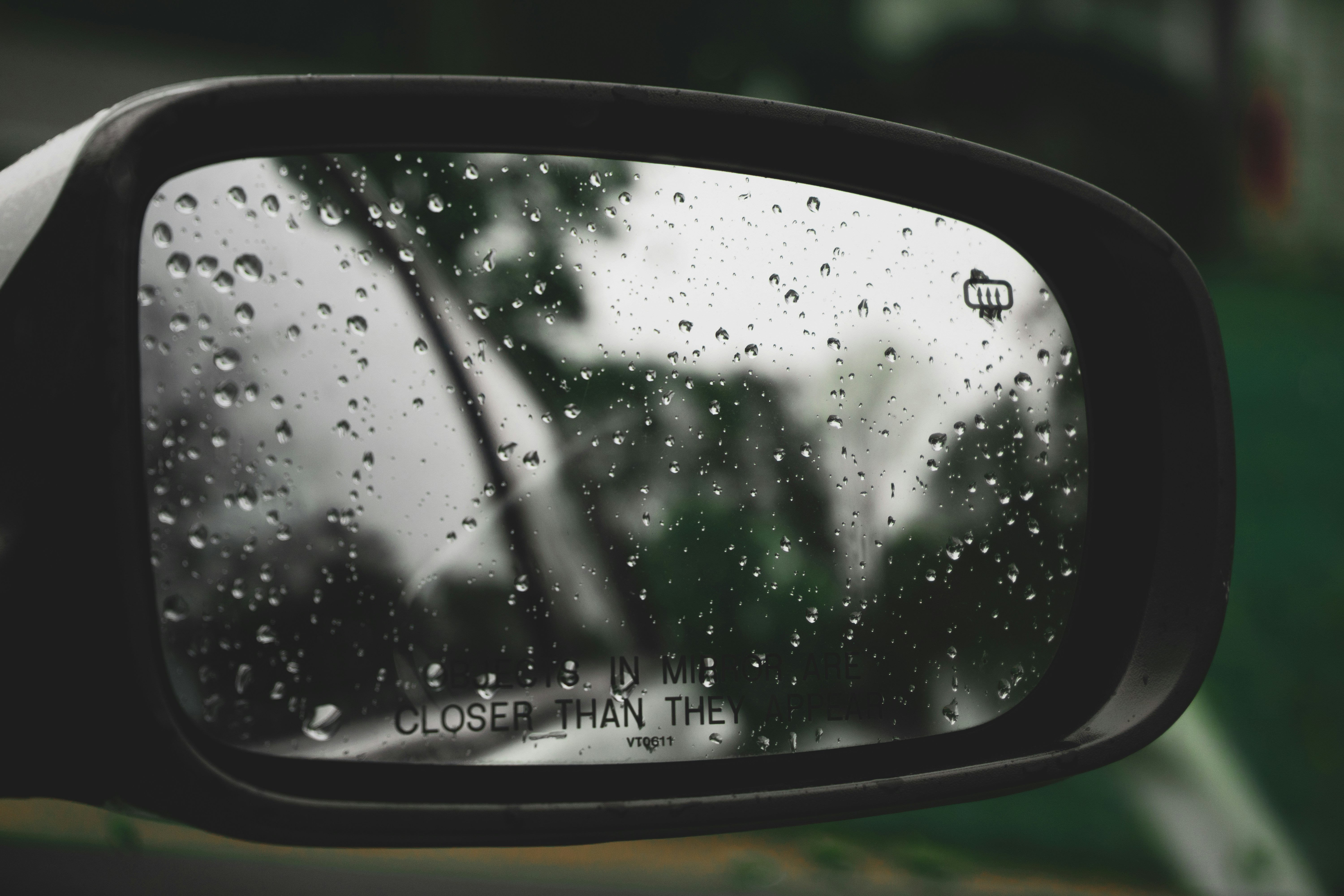 水滴が付いた車のサイドミラーの写真 Unsplashで見つけるグレーの無料写真