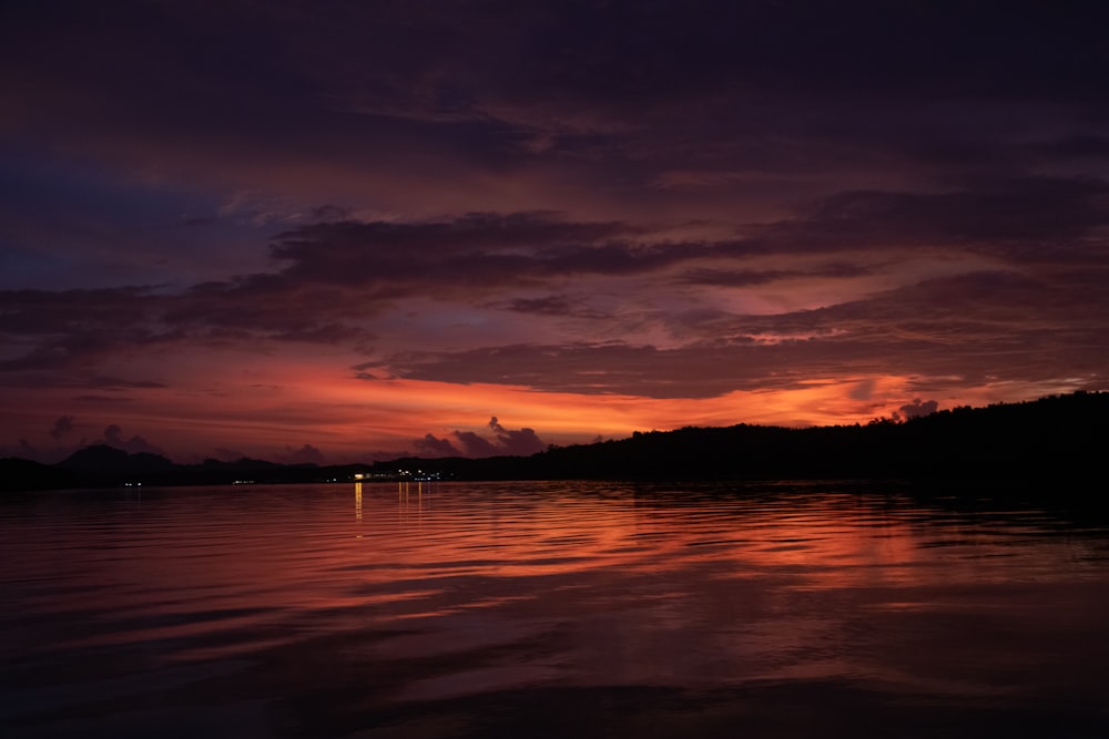 specchio d'acqua durante il tramonto