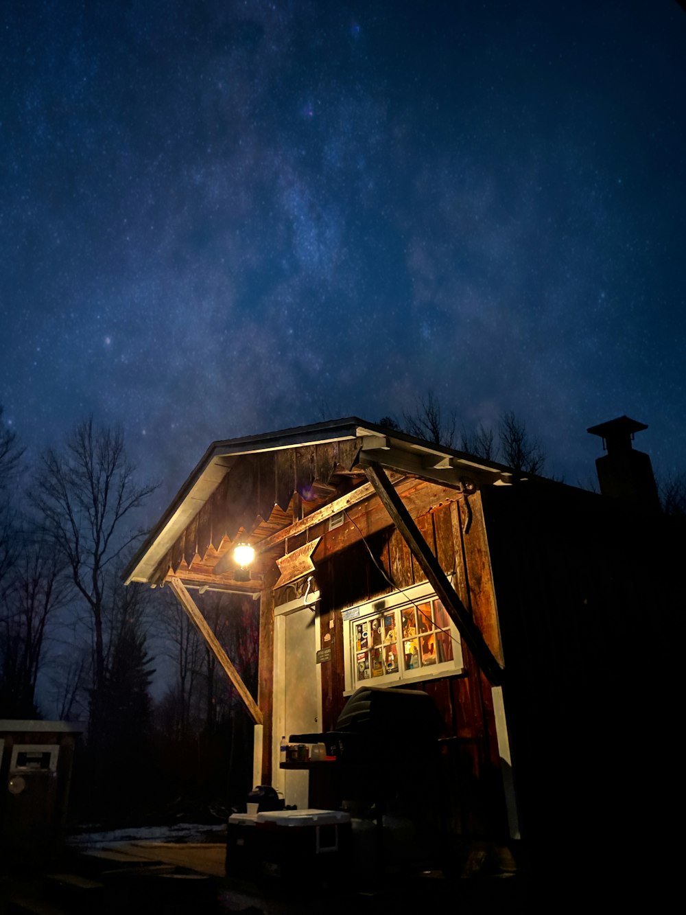 Braunes Holzhaus unter blauem Himmel während der Nacht