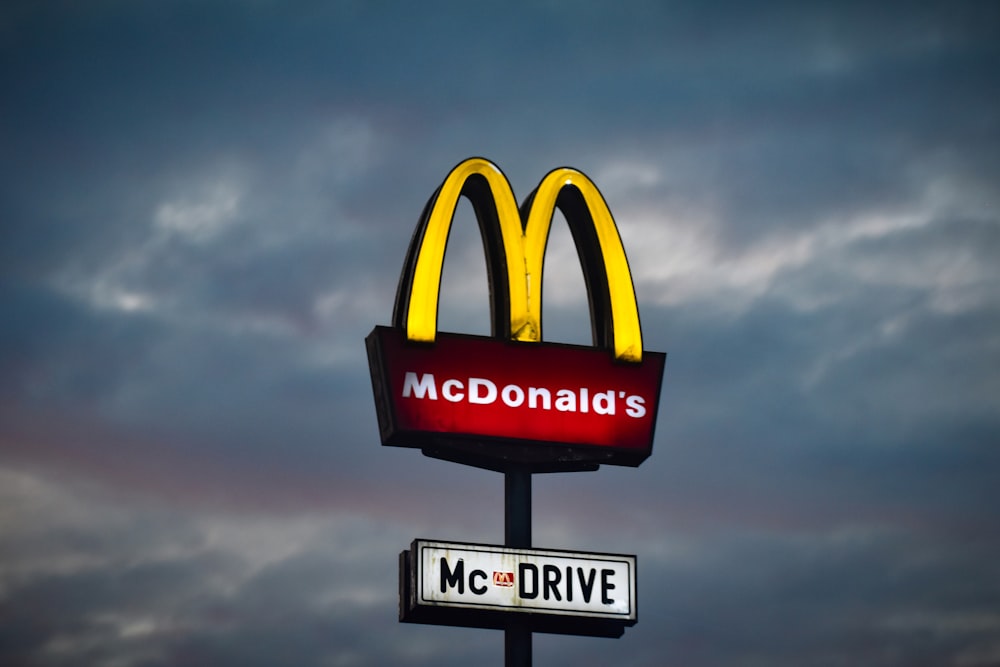 Un panneau McDonald’s avec un ciel nuageux en arrière-plan