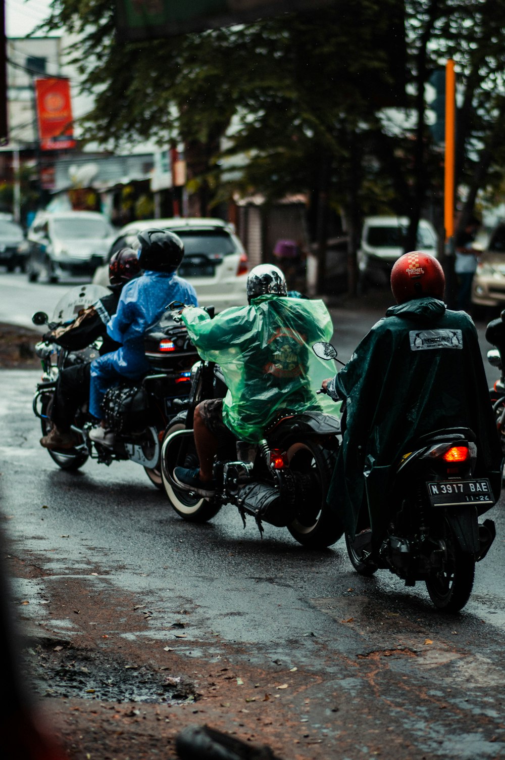 Hombre en chaqueta verde que viaja en motocicleta negra durante el día