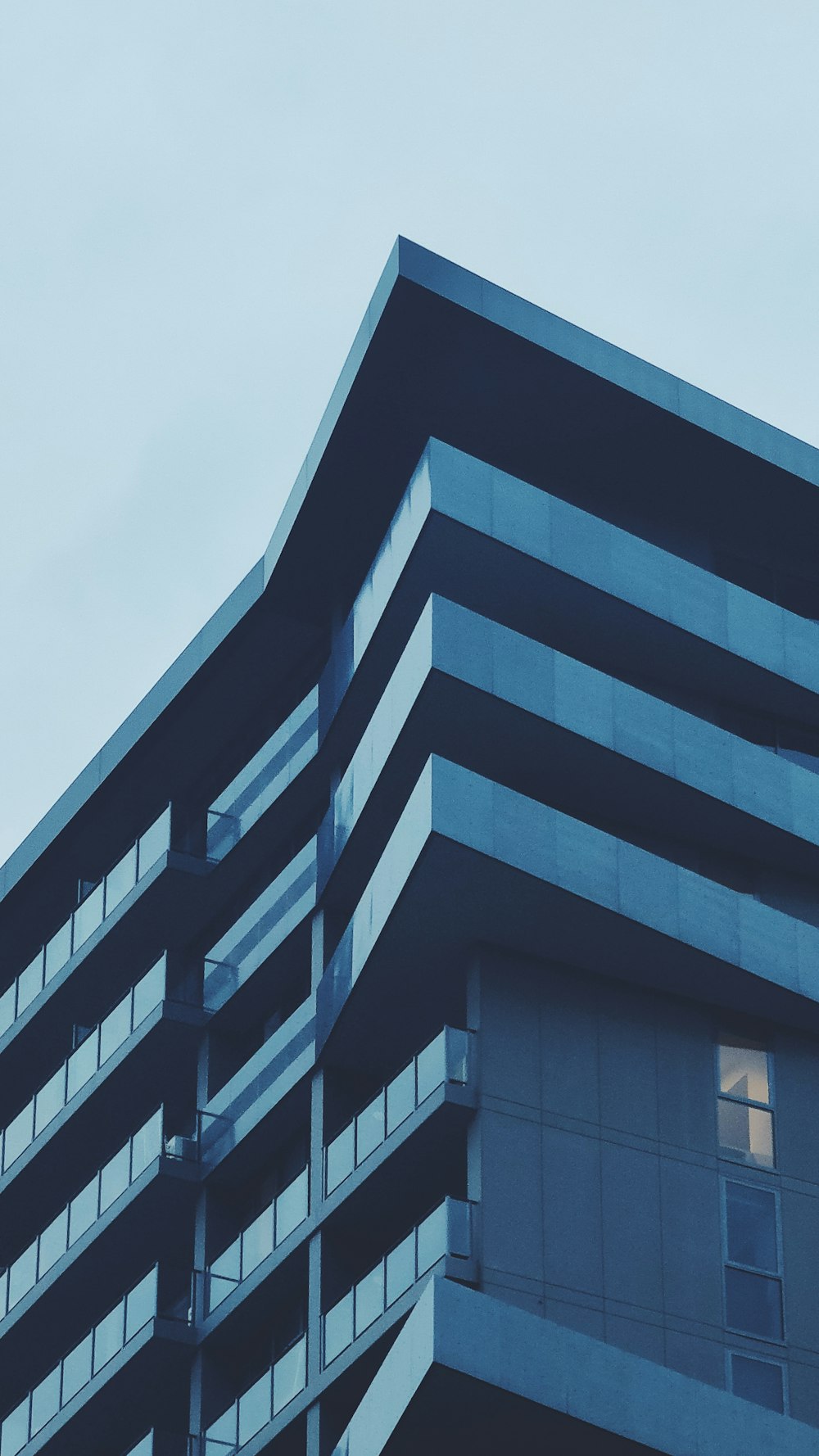 Edificio de hormigón azul y blanco