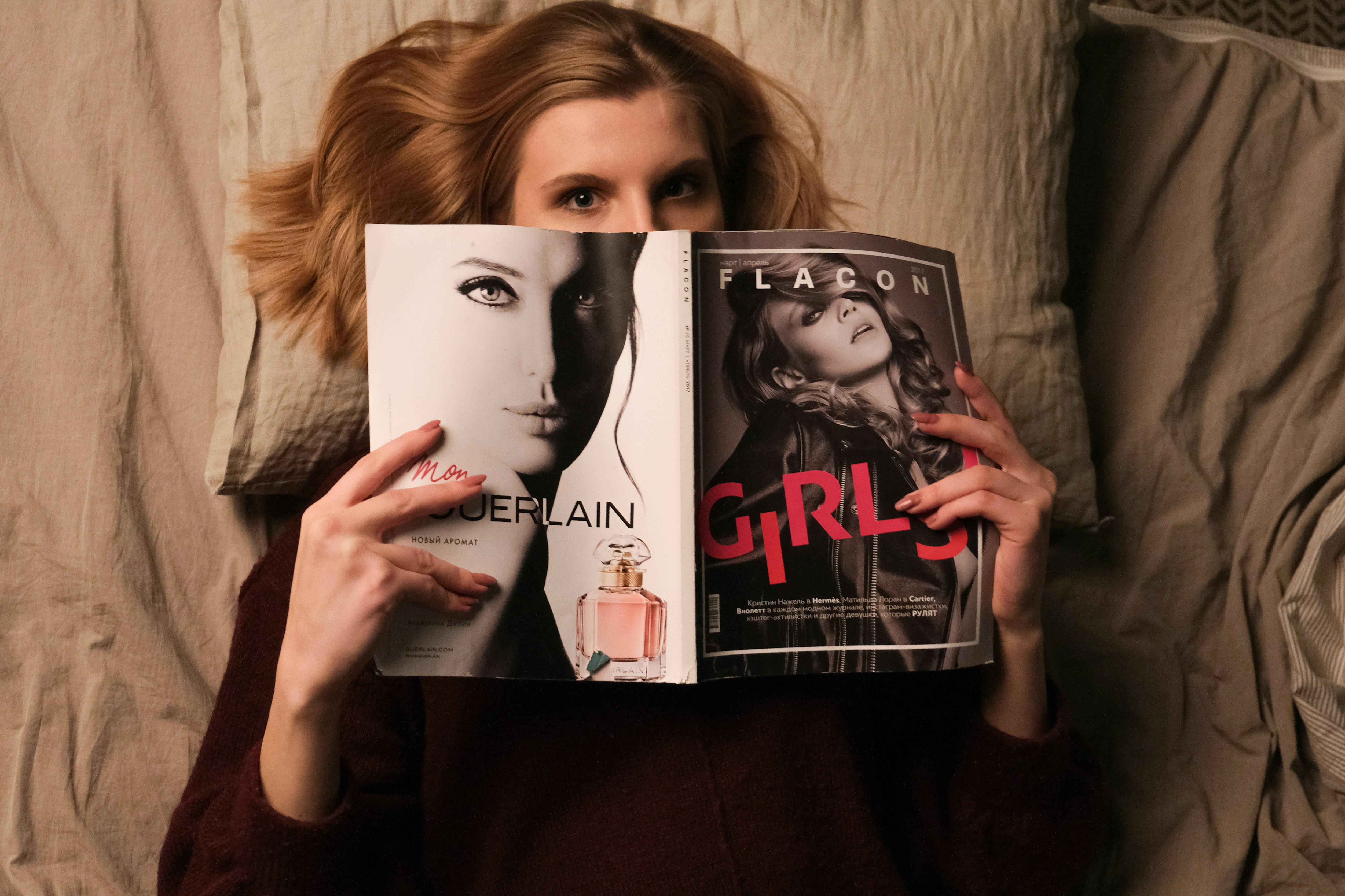 Mujer en camisa negra de manga larga sosteniendo un libro etiquetado blanco y negro